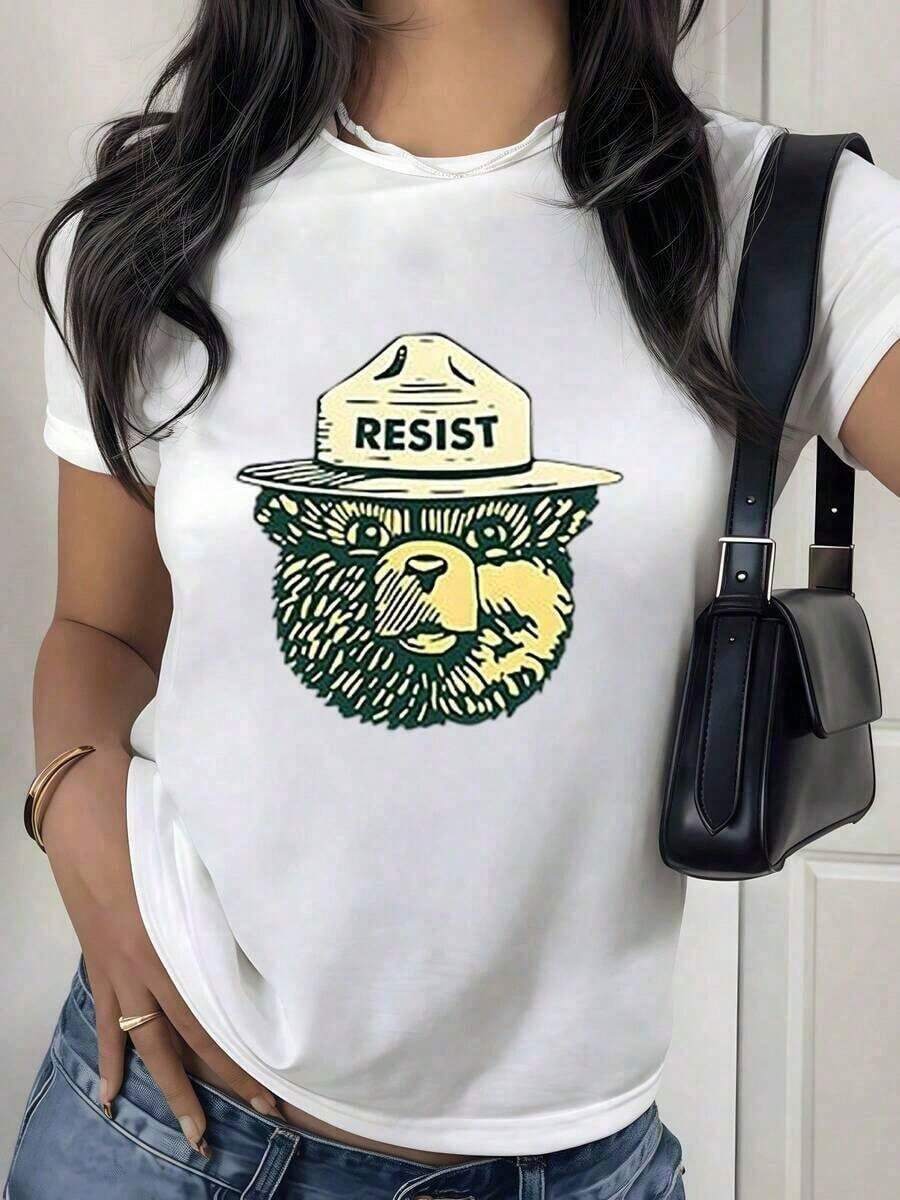 100% Cotton. Bear With Hat And Message Of Resistance Conveying Strength And Awareness On A Women's T-Shirt. 100% Cotton. New Summer Women's T-Shirt, Casual And Comfortable Crew Neck Top. Suitable For Spring, Summer And Autumn. - 白色 - 查看 1
