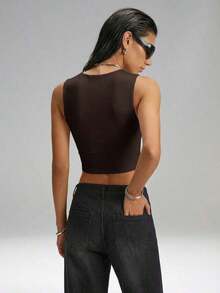Top corto ajustado de cuello cuadrado de unicolor, versátil y minimalista para uso casual y de oficina para mujeres en verano - Café integral - Ver 2