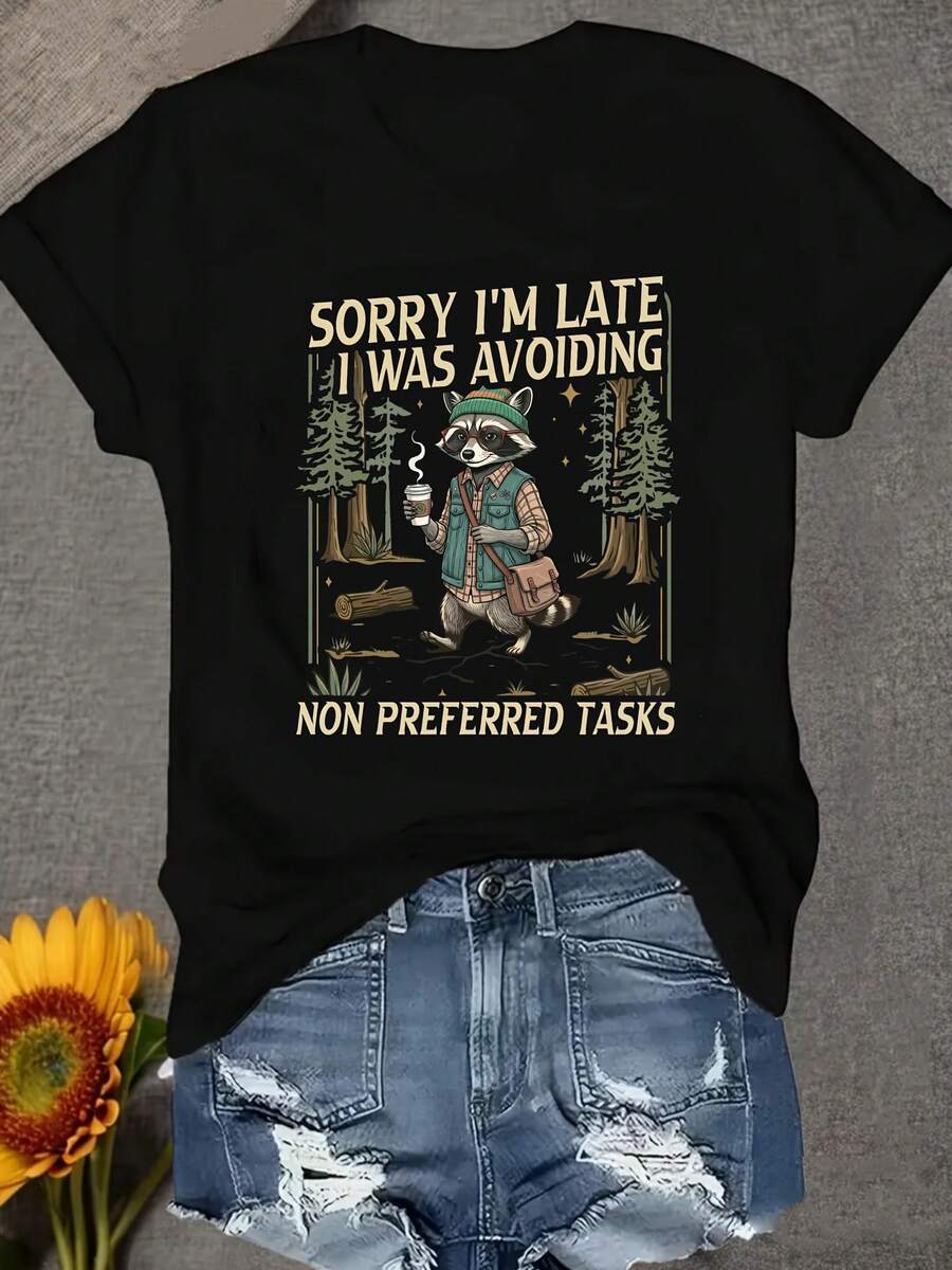 Una camiseta de mujer de manga corta, holgada, moderna, a la moda, retro y elegante, adecuada para actividades al aire libre en primavera y verano, con un estampado de mapache del bosque."Lo siento, llego tarde, estoy evitando tareas que no me gustan."Camiseta casual de cuello redondo, cómoda y suave, para mujer.blusas para mujer,blusas casuales para dama,tops,, mujer premium,y2k,playeras de mujer curvy,ofertas y liquidaciones ropa mujer,playeras deportivas para mujer,,playeras de hombre, mujer,blusas>elegante 9CJ0 - Negro - Ver 1
