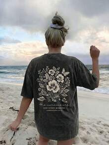 Camiseta de mujer talla grande con estampado de flores vintage, mariposas y letras desgastadas, de cuello redondo y manga corta, cómoda y casual, ideal para primavera/verano, adecuada para uso diario casual y playa, actividades al aire libre, color negro - Negro - Ver 4