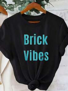 Camiseta blanca de manga corta a la moda con estampado en bloques, combinada con pantalones con cordones ajustables.|   Texto decorativo azul, colgador de madera, hojas verdes y fondo de pared de ladrillo blanco - Camiseta casual de verano, corte regular, cuello redondo.Nueva Camiseta de Verano para Mujer, Casual y Cómoda, con Cuello Redondo, Transpirable y Confortable - Negro - Ver 12
