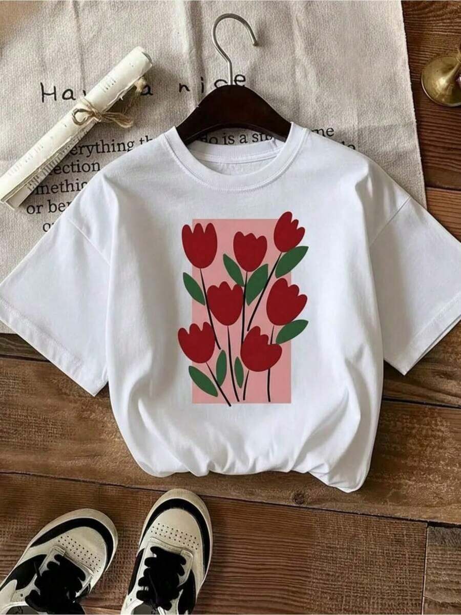 New Fashionable Women's T-Shirt With Round Neck, Floral Print In Red Tones, Tulip-Style Flower Design With Green Leaves On A White Background, Combined With A Geometric Block In Pink That Highlights The Contrast, Vibrant And Balanced Colors With A Modern Illustrated Style, High-Definition Heat Transfer Printing With Crisp And Long-Lasting Details, For Everyday Wear, Work, Or Casual Summer Outings. Versatile Design, Perfect For Summer. - 白色 - 查看 1