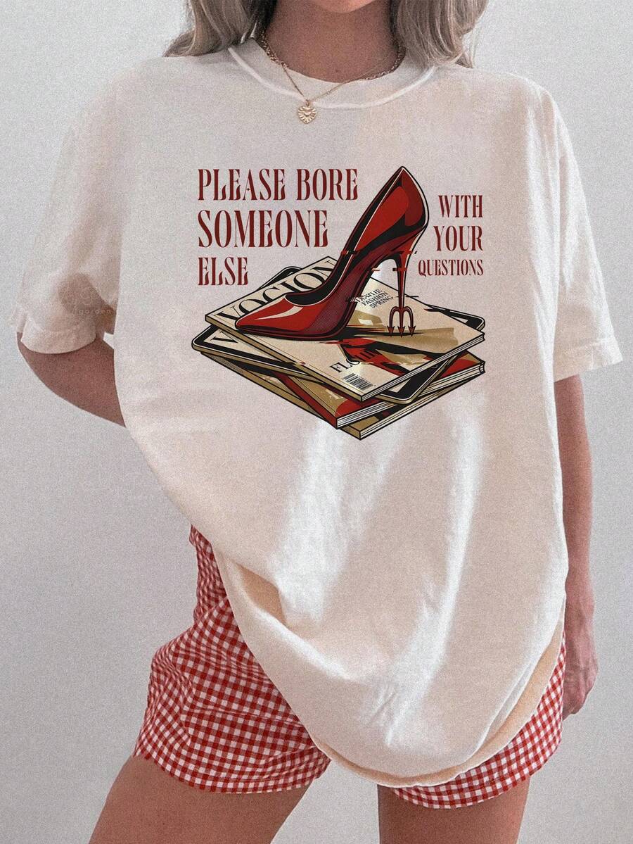 Top casual de verano con estampado de revistas y tacones altos, camiseta de inspiración femenina, top de cuello redondo regular, diseño ligero y blanco de fantasía para vacaciones de primavera/verano con cita icónica - lavable a máquina, ropa casual cómoda para fiestas de vacaciones - top regular blanco. - Blanco - Ver 1