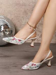 Giày sandal nữ bít mũi khoét rỗng, quai cài nơ, gót chunky, kiểu dáng thanh lịch, thích hợp cho mùa hè. - Màu be - Xem 3