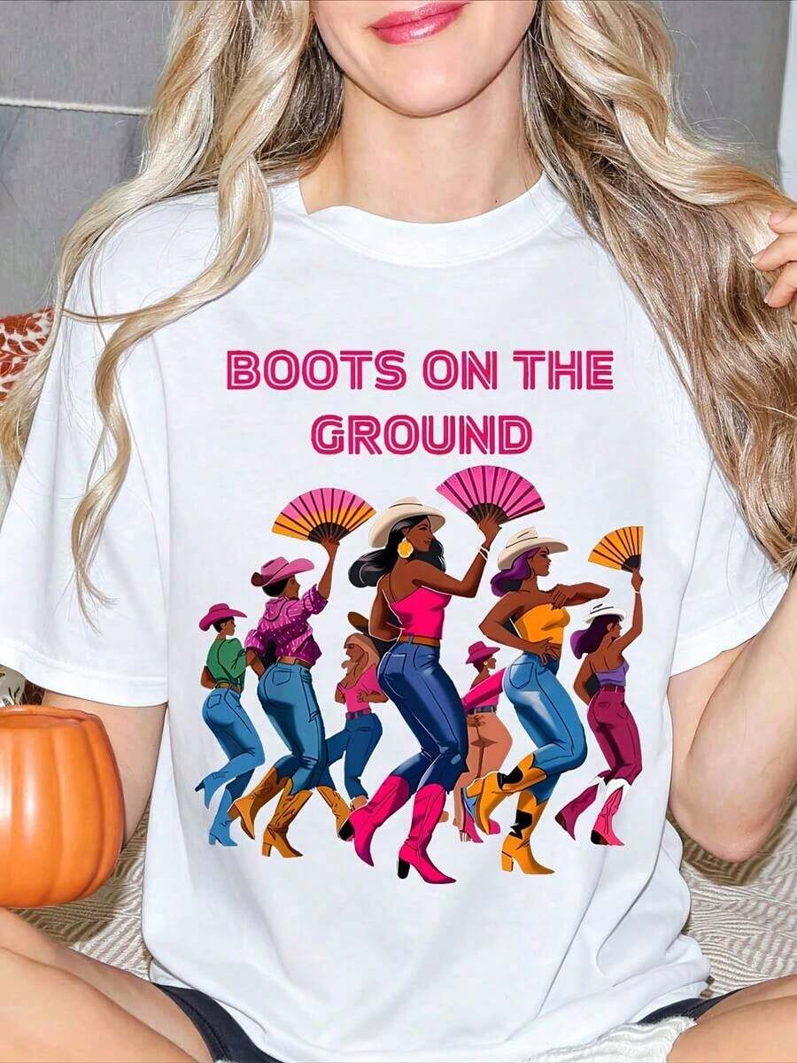 Women's Casual Short-Sleeved Crew Neck T-Shirt With A Vintage Western Cowgirl Design Featuring Fans And Boots On The Ground. A Great Gift Idea, This Plus-Size T-Shirt Is Perfect For Holiday Parties Or As A Present. Soft And Comfortable. - 白色 - 查看 1