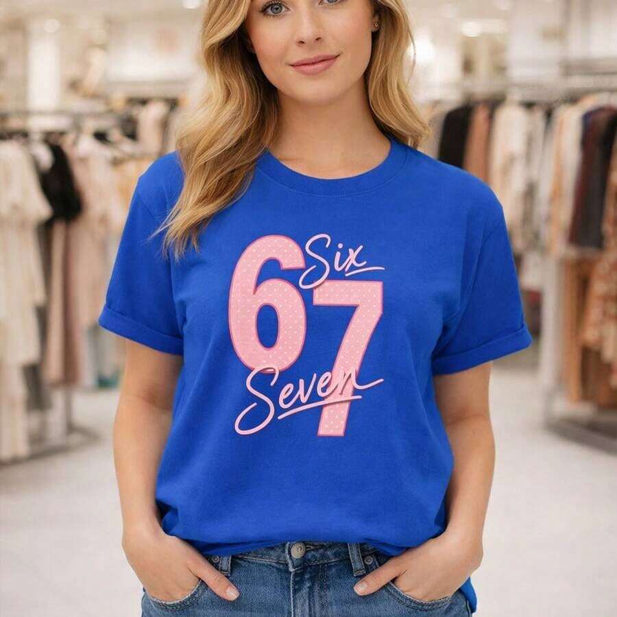 Women's Cotton T-Shirt, Round Neck, Short Sleeve, Loose Fit, With "67 Six Seven" Graphic Print, Casual Top For Everyday Wear, Sizes M-5XL, Soft And Breathable Cotton Fabric, Fashionable Oversized T-Shirt For Women. - 藍色 - 查看 1