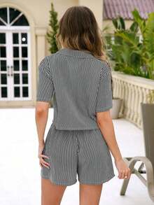 Set de 2 piezas, top y shorts con estampado de rayas negras y blancas para cubrir, conjunto informal para playa y vacaciones - Blanco y Negro - Ver 2