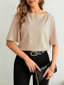 Camiseta elegante y minimalista de mujer con cuello de barco, hombros caídos y mangas cortas, de unicolor - Caqui - Ver 1