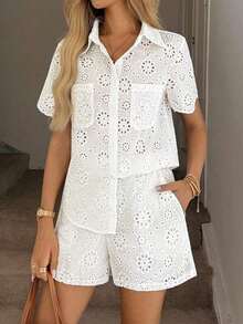 Set de 2 piezas de blusa con cuello abierto y textura calada bordada y pantalones cortos decorados con bolsillo para mujer, conjunto informal/de vacaciones elegante - Blanco - Ver 3