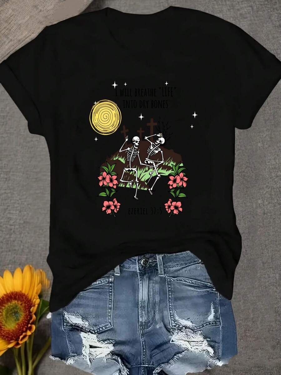 Una camiseta de mujer de manga corta, holgada, moderna, a la moda, retro y elegante, adecuada para actividades al aire libre en primavera y verano.Esta camiseta transpirable y cómoda, de cuello redondo y corte holgado, presenta la frase "Voy a dar vida a huesos secos" (Ezequiel 37:5) y un patrón de calavera de dibujos animados, transmitiendo inspiración de fe y un estilo artístico bíblico único.blusas para mujer,blusas casuales para dama,tops,, mujer premium,y2k,playeras de mujer curvy,ofertas y liquidaciones ropa mujer,playeras deportivas para mujer,,playeras de hombre, mujer,blusas>elegante MFHP - Negro - Ver 1