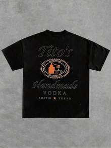 Camiseta negra inspirada en la marca "Tito's Handmade Vodka" - Con tipografía y logotipo de "Tito's Handmade Vodka" en la parte delantera y trasera!Camiseta 100% Algodón 220g con Estampado a Doble Cara |   Diseño exquisito |   Suelto y cómodo |   Fácil de combinar | - Negro - Ver 3