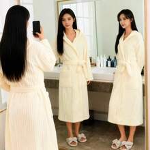 1 chiếc áo choàng tắm dài có mũ trùm đầu, họa tiết kẻ caro hình quả dứa, thoáng khí, thấm hút tốt, nhanh khô, không rụng lông, chất liệu lông cừu san hô, thích hợp cho cả nam và nữ, đồ ngủ, áo choàng tắm dài cho cặp đôi, bộ đồ xông hơi SPA khách sạn, áo choàng giữ ấm hồ bơi ngoài trời, nhanh khô, thấm hút cao, kiểu dáng hiện đại, phù hợp cho ký túc xá, nhà ở thời trang, trung tâm spa và sử dụng tại nhà. - Vàng kem - Xem 3