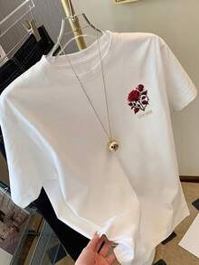 Comfortable Print. Short-Sleeved T-Shirt With Front And Back Print - Love Rose, Red Rose Print - Women's T-Shirt With A Modern Print For Spring/Summer, A Fashionable Item. Simple And Casual Summer Top. - 白色 - 查看 1