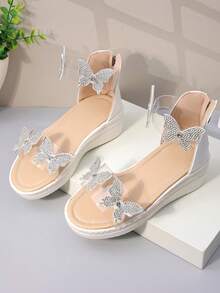 Nuevas sandalias con cuña para niños, decoradas con mariposa y perla, sandalias romanas de verano para niñas con lazo, suela gruesa, estilo de campus de playa con puntera abierta, cremallera trasera antideslizante - Beis - Ver 4