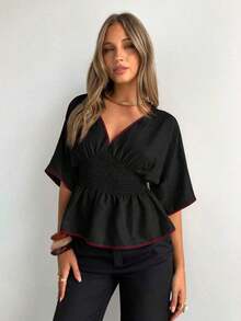 Blusa casual de mujer con cuello en V profundo, ribete de contraste, cintura fruncida, manga corta, adecuada para vacaciones y playa - Negro - Ver 9