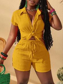 Conjunto de dos piezas para mujer en color liso y estilo primaveral: Camisa de manga corta con botones frontales y pantalones cortos con cordón ajustable - Ideal para actividades al aire libre, ropa cómoda para estar en casa o para el día a día. - Amarillo - Ver 4