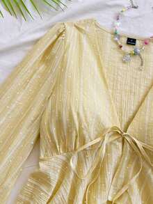 Blusa con escote en V, cintura ajustable con lazo, mangas acampanadas y fruncido en el dobladillo con detalle de volantes. - Amarillo claro - Ver 4