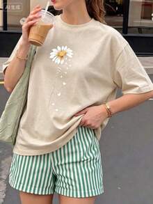 Short-Sleeved T-Shirt With A  -Style Print. This Basic Style (The Pants Are Just A Styling Suggestion) Features A Relaxed, Loose Fit That Doesn't Require You To Be Tall Or Slim. It's Simple, Elegant, And Timeless. The Fabric Is Lightweight And Breathable, Making It Cool And Comfortable To Wear In Summer. The Fashionable Custom Print Adds A Unique Touch. It's Suitable For Everyday Wear, Hanging Out With Friends, And Lounging At Home, And It's Also Affordable And Versatile. - 米色 - 查看 1