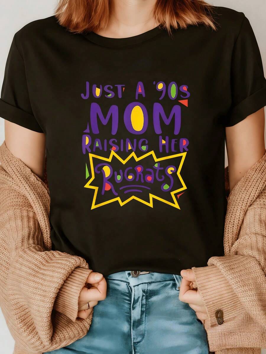 Mensaje colorido que celebra a una madre divertida de los años 90 criando a sus pequeños con energía alegría y humor camiseta de mujer casual cómoda ideal para uso diario - Negro - Ver 1