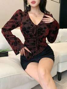 Blusa de mujer con cuello en V de malla con estampado floral, cordón ajustable, bajo asimétrico y mangas acampanadas.Adornada con lentejuelas brillantes, adecuada para verano, primavera y Día de San Valentín.Blusas de manga larga para mujer. - Burdeos - Ver 7