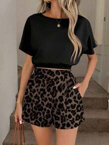 Conjunto de 2 piezas casual y elegante para primavera/verano con blusa de cuello redondo con estampado floral vintage y dobladillo recogido, y shorts con bolsillo con volante en la cintura - Multicolor 6 - Ver 3