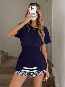 Conjunto de 2 piezas casual y elegante para primavera/verano con blusa de cuello redondo con estampado floral vintage y dobladillo recogido, y shorts con bolsillo con volante en la cintura - Multicolor 16 - Ver 4