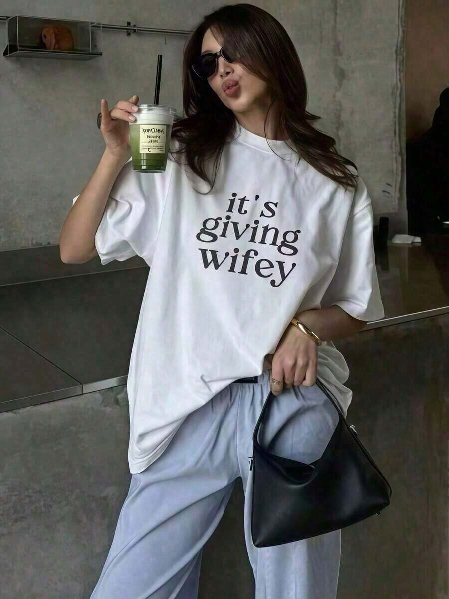 Women's Vintage Holiday T-Shirt "It's Giving Wifey" With Fun Graphic, Women's Cotton T-Shirt, Crew Neck, 100% Cotton - 白色 - 查看 1