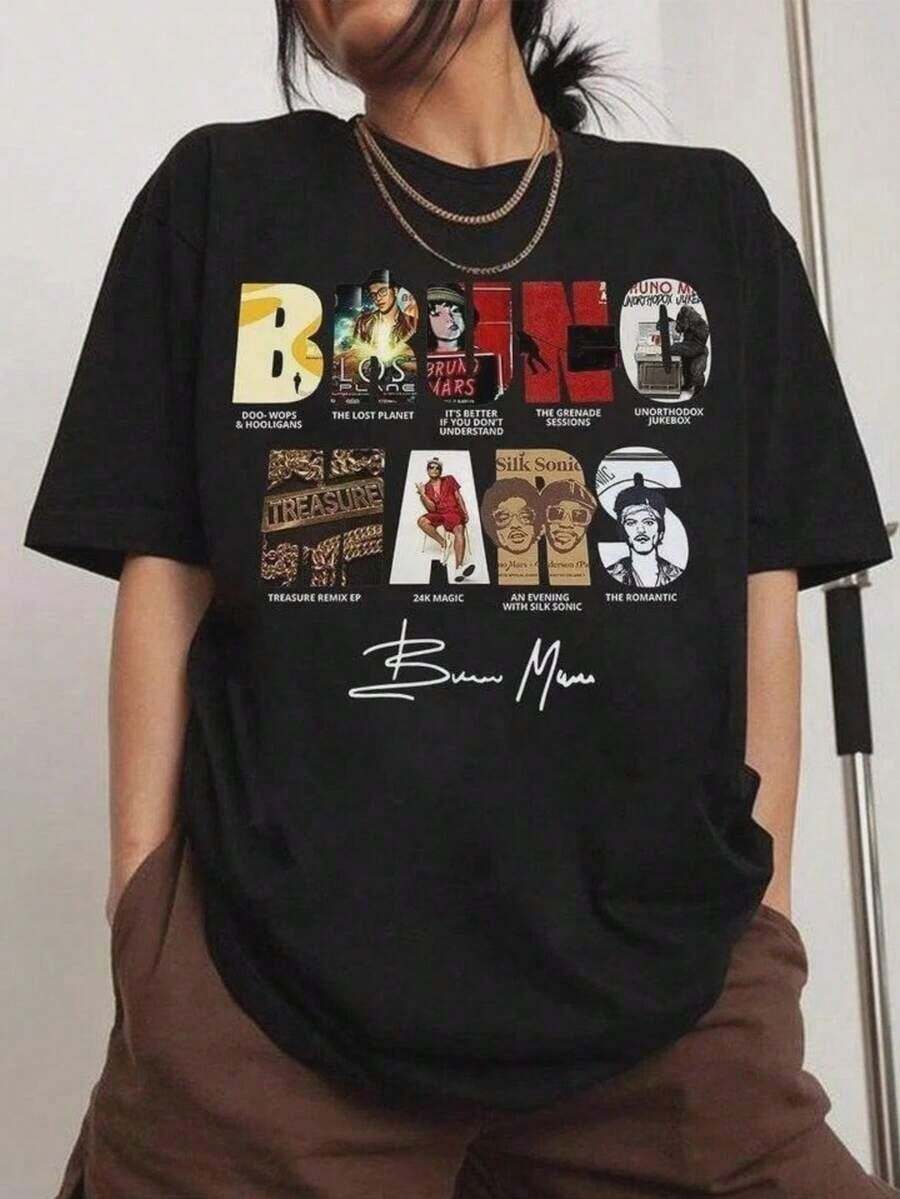 Camiseta Soft Bruno Mas The Romantic Tour con collage de álbum y diseño gráfico de concierto, confeccionada en algodón 100% transpirable, perfecta para añadir un toque nostálgico y divertido a tus atuendos durante reuniones informales, eventos musicales o uso diario. Esta es una camiseta casual de manga corta con cuello redondo y estampado para hombre, ideal para el uso diario. Es un excelente regalo para amigos y familiares. La camiseta 100% algodón presenta un diseño juvenil y moderno, adecuada como camiseta con estampados tanto para hombres como para mujeres, ideal para la temporada de regreso a clases, y también es una blusa holgada y cómoda para mujer. - Negro - Ver 1