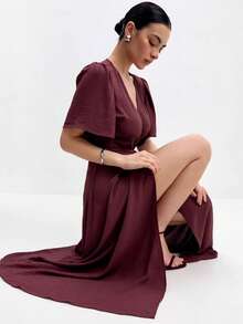 French Maxi Dress With V-Neck, Tie And Fitted Waist, Spring Summer 2026 - 酒紅色 - 查看 1