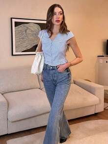 Blusa de mujer con cuello en V, botones y ribete de volantes con estampado francés - Azul - Ver 3