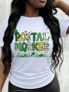 Camiseta Gráfica de Trabajador Postal para el Día de San Patricio con Diseño Irlandés y Patrón de Corazón de Camión de Correo para Mujer - Blanco - Ver 1
