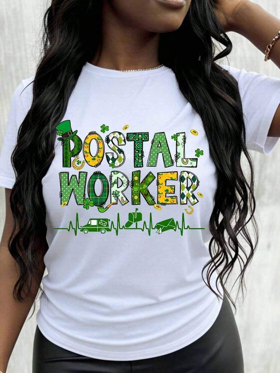 Camiseta Gráfica de Trabajador Postal para el Día de San Patricio con Diseño Irlandés y Patrón de Corazón de Camión de Correo para Mujer - Blanco - Ver 1
