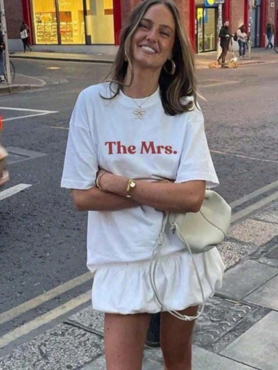 Camiseta Casual de Mujer Blanca de Cuello Redondo y Manga Corta con Estampado 'The Mrs.', Top de Tejido de Punto de Longitud Regular, Elasticidad Media - Blanco - Ver 1