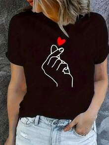 Black T-Shirt With A Print Of A Hand Making A Love Gesture And A Red Heart, Highlighting Your Unique Style. Versatile For Any Occasion. Be Yourself And Project A Stylish And Distinctive Presence. - 黑色 - 查看 1