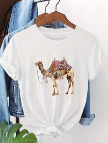 Women's Camel Graphic T-Shirt - Middle Eastern Desert Ship Design - Lightweight Crew Neck Summer T-Shirt - Non-See-Through, Casual For Everyday Wear And Festivals - Machine Washable Women's Clothing, Exotic Print T-Shirt, Medium Stretch Fabric, Vacation Style, Breathable Material, Printed T-Shirt, Boho Style. Casual Printed T-Shirt For Women, Short Sleeve And Crew Neck, Local Spring/Summer Urban Fashion. - 白色 - 查看 7