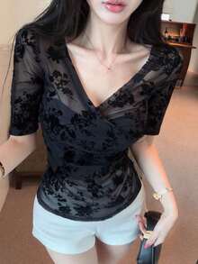 Camiseta corta de manga corta con cuello en V profundo asimétrico y nudo retorcido, ajustada y sexy para mujer, top de verano para salir - Negro - Ver 1