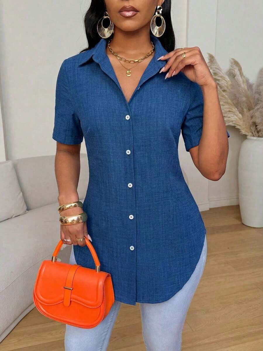 Camisa de mujer de manga corta, ajuste ceñido, con dobladillo curvo dividido, unicolor minimalista, para uso diario y casual en verano - Azul lavado medio - Ver 1