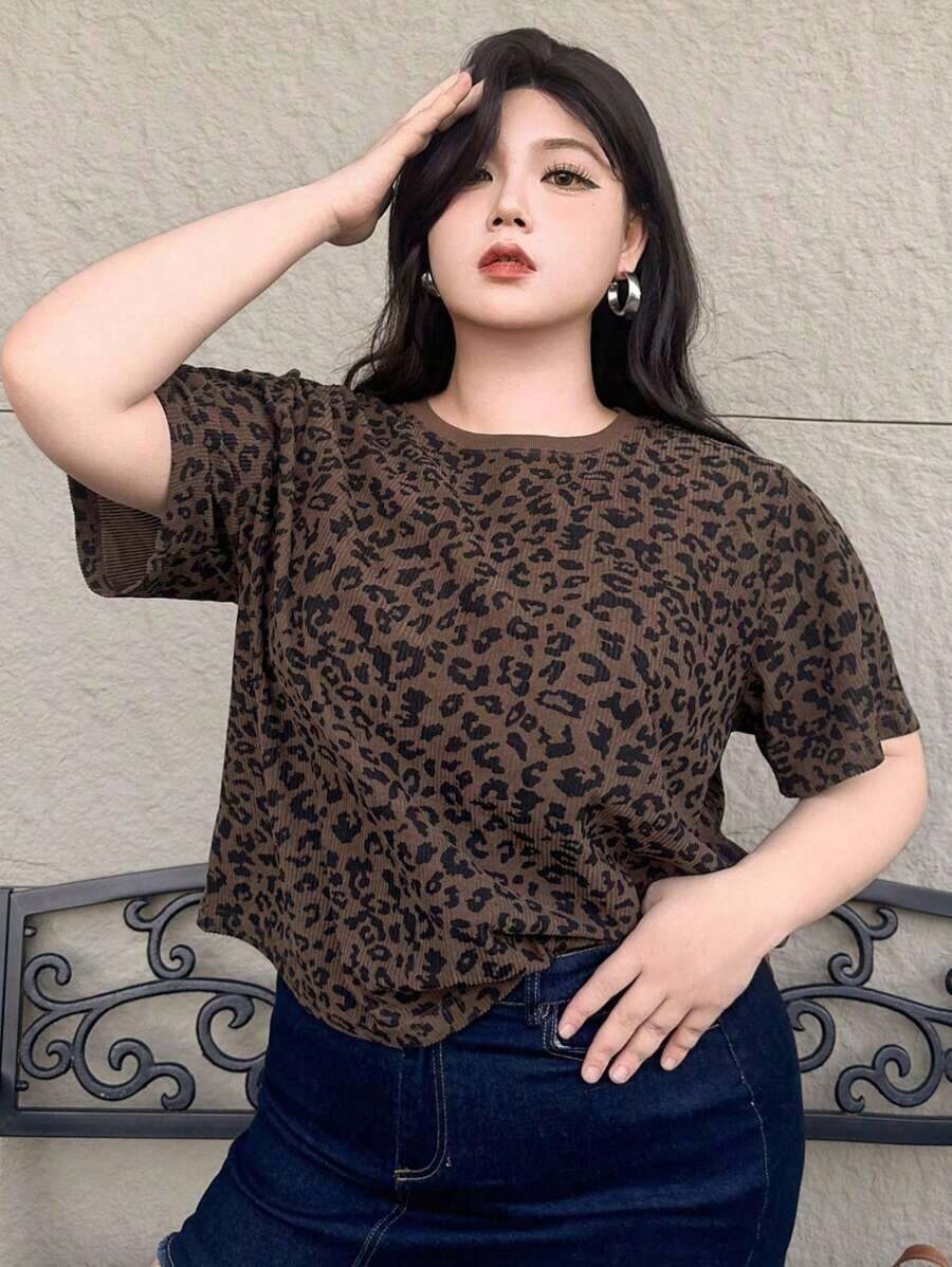 Plus Camiseta de manga corta de cuello redondo con ajuste holgado y estampado de leopardo - Marrón - Ver 1