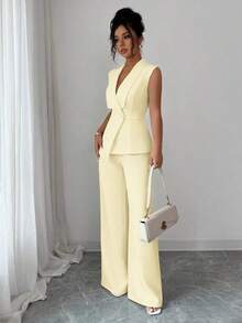 Conjunto de oficina elegante para mujer, compuesto por una chaqueta blazer sin mangas con cuello y bajo asimétrico, con hebilla metálica en la cintura, combinada con pantalones de cintura elástica.Conjunto de 2 piezas elegante para primavera/verano, atuendo formal y de clase para mujer. - Amarillo claro - Ver 3