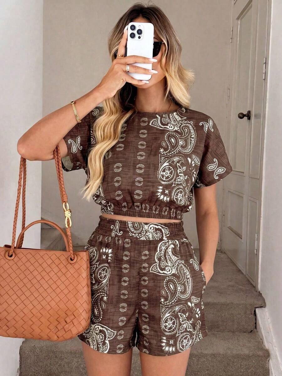 Conjunto de 2 piezas casual y elegante para primavera/verano con blusa de cuello redondo con estampado floral vintage y dobladillo recogido, y shorts con bolsillo con volante en la cintura - Multicolor 17 - Ver 1