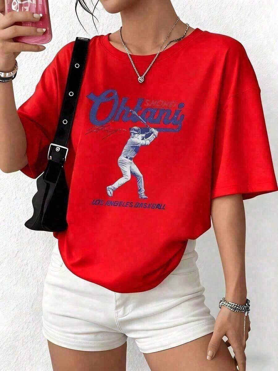 Women's Pure Cotton Printed Short-Sleeve T-Shirt, Women's Pure Cotton Printed T-Shirt, Motion Baseball Player Graphic Symbolizing Strength, Passion, And Sportsmanship With Artistic Lettering, Los Angeles Baseball Women's T-Shirt, Soft And Comfortable Cotton For Everyday Wear, Blouses, Pretty, 100% Cotton - 紅色的 - 查看 1