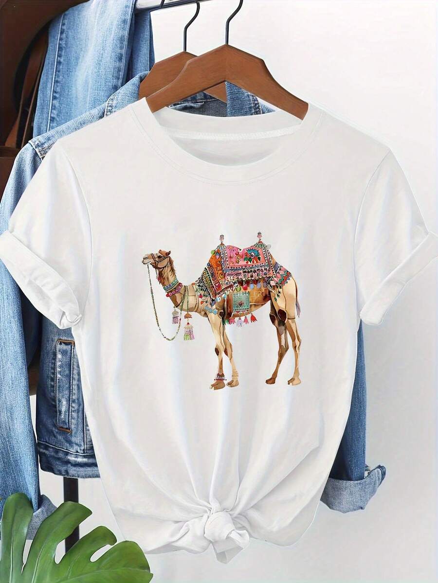 Women's Camel Graphic T-Shirt - Middle Eastern Desert Ship Design - Lightweight Crew Neck Summer T-Shirt - Non-See-Through, Casual For Everyday Wear And Festivals - Machine Washable Women's Clothing, Exotic Print T-Shirt, Medium Stretch Fabric, Vacation Style, Breathable Material, Printed T-Shirt, Boho Style. Casual Printed T-Shirt For Women, Short Sleeve And Crew Neck, Local Spring/Summer Urban Fashion. - 白色 - 查看 1