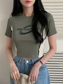 Camiseta de mujer con manga raglán y estampado de letras en contraste, Tops cortos de mujer, Camisetas gráficas - Verde militar - Ver 2
