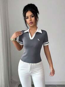 Elenzya Camiseta ajustada de manga corta con cuello polo, media cremallera y bloque de color con patrón bordado de caballo elegante y deportivo para mujer - Gris Oscuro - Ver 5