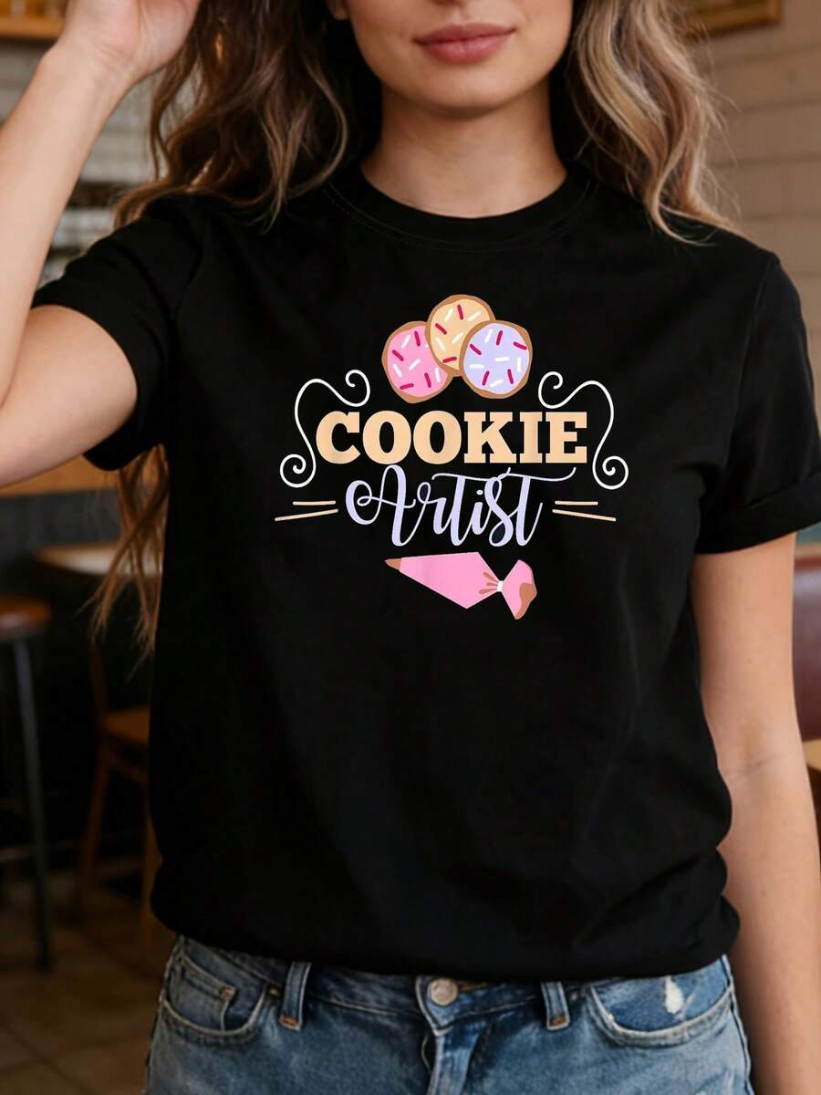 1 camiseta con temática de repostería con el eslogan "COOKIE Artist" impreso, talla grande para mujer, adecuada para primavera y verano. Ideal para estudios de repostería, tiendas de postres, uso diario, reuniones de entusiastas de la repostería, eventos sociales relacionados con la comida y entornos de estilo de vida creativo. De manga corta, ideal para un look casual y elegante al salir. 100% algodón, 180g. - Negro - Ver 1