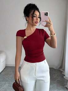 Camiseta de manga corta para mujer con cuello asimétrico elegante, adornada con botones de metal dorado rosa 3D - Burdeos - Ver 1