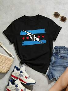 Camiseta de manga corta con cuello redondo suave y casual para mujer, el estampado gráfico de la bandera de Chicago es ideal para atuendos diarios que reflejan el orgullo de la ciudad. Negro. - Negro - Ver 5