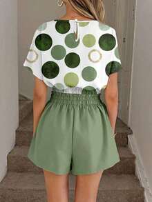 Conjunto de 2 piezas casual y elegante para primavera/verano con blusa de cuello redondo con estampado floral vintage y dobladillo recogido, y shorts con bolsillo con volante en la cintura - Multicolor 13 - Ver 2