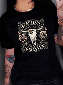 Calavera de toro con cuernos adornados por rosas simboliza fuerza salvaje y belleza rebelde transmitiendo energía libre y espíritu indomable camiseta de mujer casual moderna ideal para uso diario - Negro - Ver 1