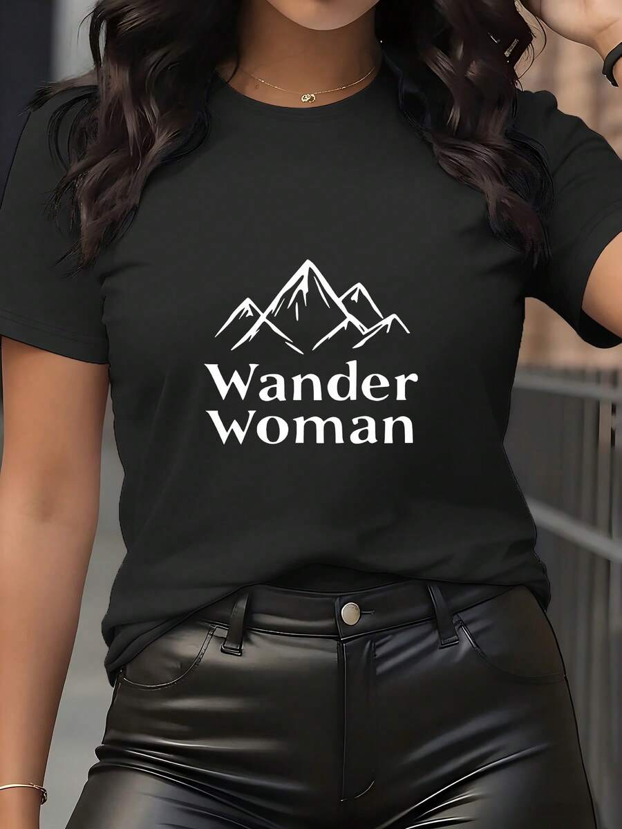 Camiseta ligera de verano para mujer, de manga corta, con un estampado de montaña y la frase "Wander Woman" impresa en ella, una camiseta estampada casual y elegante adecuada para mujeres, una prenda femenina elegante para el uso diario. - Negro - Ver 1